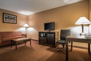 TV a/nebo společenská místnost v ubytování Quality Inn Elgin I-90