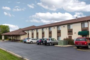 un edificio con coches estacionados en un estacionamiento en Quality Inn Sycamore - DeKalb, en Sycamore