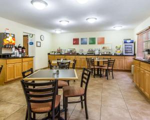 uma sala de jantar com mesas e cadeiras num restaurante em Quality Inn Macomb near University Area em Macomb