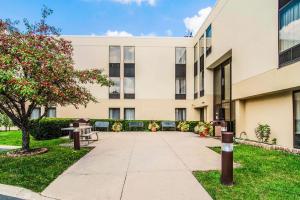 a building with a sidewalk in front of a building at Comfort Inn Convention Center-Chicago O’hare Airport in Des Plaines