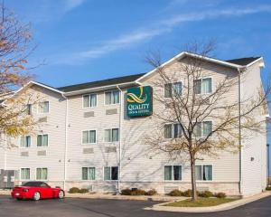 un hotel con una macchina rossa parcheggiata di fronte di Quality Inn & Suites Loves Park near Rockford a Loves Park