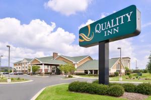 una señal para una posada comunitaria en un estacionamiento en Quality Inn Bolingbrook I-55, en Bolingbrook