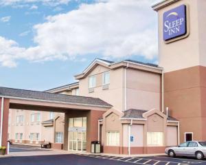 奧法倫的住宿－Sleep Inn O'Fallon near I-64，一座标有星座的建筑