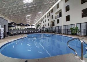 een groot zwembad in een groot gebouw bij The Atrium Hotel on Third in Quincy