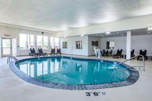 Swimming pool sa o malapit sa Comfort Inn Edwardsville - St Louis