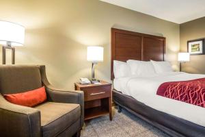 Postel nebo postele na pokoji v ubytování Comfort Inn Ottawa Starved Rock Area