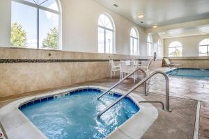 Bazén v ubytování Comfort Inn Ottawa Starved Rock Area nebo v jeho okolí