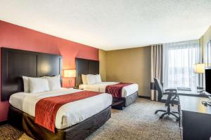 Un pat sau paturi într-o cameră la Comfort Inn Convention Center-Chicago O'hare Airport