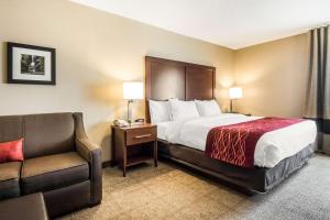 Postel nebo postele na pokoji v ubytování Comfort Inn Ottawa Starved Rock Area
