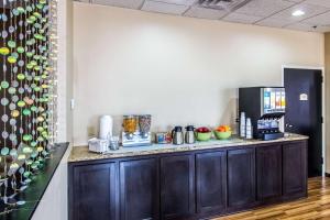 Kuchyň nebo kuchyňský kout v ubytování Quality Inn & Suites Moline - Quad Cities + 15 fotografií