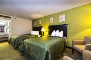 Postel nebo postele na pokoji v ubytování Quality Inn & Suites Moline - Quad Cities