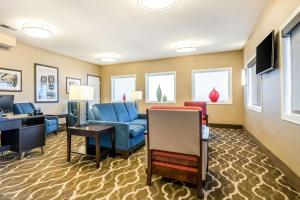 Comfort Inn Ottawa Starved Rock Area في أوتاوا: غرفة معيشة مع أريكة وطاولة