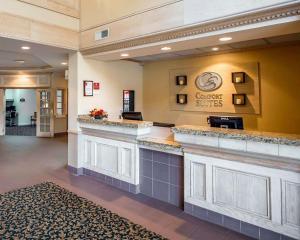 Lobbyen eller receptionen på Comfort Suites University Area Notre Dame-South Bend