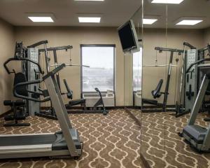 Quality Inn & Suites near St Louis and I-255 tesisinde fitness merkezi ve/veya fitness olanakları