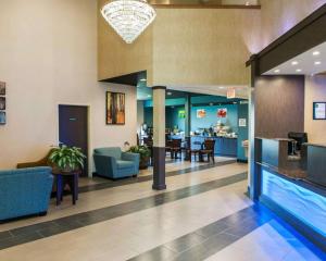 a lobby of a hospital with chairs and a dining area at Quality Inn Franklin I-65 in Franklin