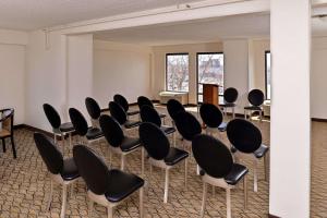 ein leeres Zimmer mit schwarzen Stühlen und einem Podium in der Unterkunft Quality Inn & Suites Matteson near I-57 in Matteson