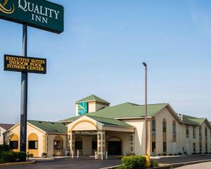 a building with a street sign in front of it at Quality Inn Franklin I-65 in Franklin