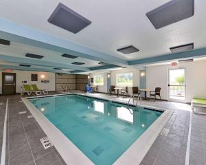uma grande piscina num quarto de hotel em Comfort Inn & Suites Springfield I-55 em Springfield