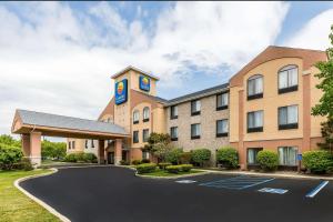 hotel z parkingiem przed nim w obiekcie Comfort Inn & Suites Mishawaka-South Bend w mieście South Bend