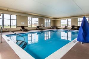 Comfort Suites Effingham tesisinde veya buraya yakın yüzme havuzu