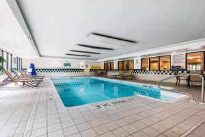 una gran piscina en una habitación grande con en Comfort Inn & Suites Mishawaka-South Bend, en South Bend