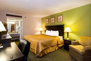 En eller flere senger på et rom på Quality Inn & Suites Moline - Quad Cities
