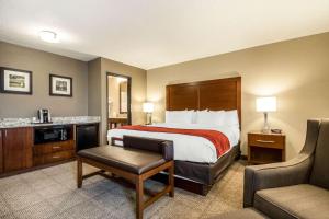 Postel nebo postele na pokoji v ubytování Comfort Inn Ottawa Starved Rock Area
