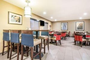 TV a/nebo společenská místnost v ubytování Comfort Inn Ottawa Starved Rock Area