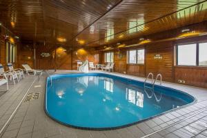 Swimming pool sa o malapit sa Quality Inn & Suites Bloomington I-55 and I-74