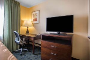 En TV eller et underholdningssystem på Quality Inn & Suites Bloomington I-55 and I-74