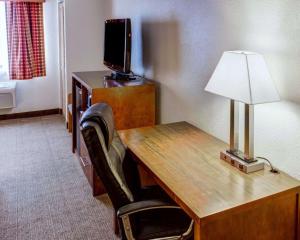 Cette chambre comprend un bureau avec un ordinateur et une lampe. dans l'établissement Comfort Inn & Suites North Greenfield, à Greenfield