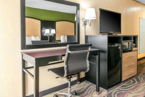 Cette chambre d'hôtel dispose d'un bureau et d'une télévision. dans l'établissement Quality Inn Conference Center Logansport, à Logansport