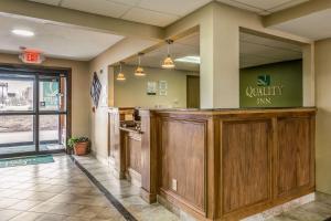 Ο χώρος του λόμπι ή της ρεσεψιόν στο Quality Inn I-74 Batesville +26 φωτογραφίες