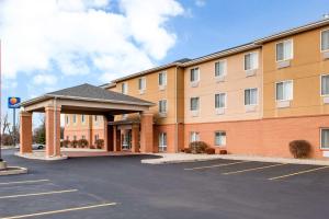 um edifício com um parque de estacionamento em frente em Comfort Inn & Suites Porter near Indiana Dunes em Porter