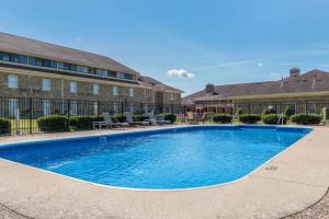 a large swimming pool in front of a building at Quality Inn & Suites Bedford West in Bedford