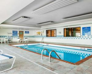 The swimming pool at or close to Comfort Inn