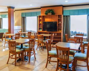 A restaurant or other place to eat at Comfort Inn Avon-Indianapolis West
