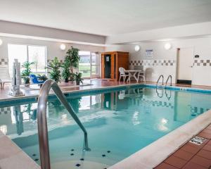 Бассейн в Comfort Suites near Indianapolis Airport или поблизости