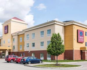 un hotel con coches aparcados delante en Comfort Suites near Indianapolis Airport en Indianápolis