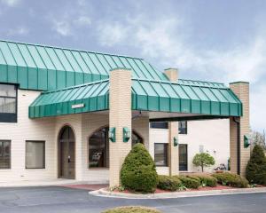 a building with a green awning on it at Quality Inn and Suites Indianapolis in Indianapolis