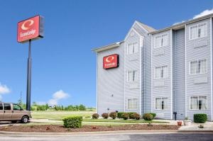 un edificio con un cartel en el costado en Econo Lodge Inn & Suites Evansville, en Stevenson