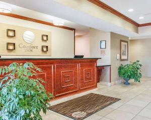 a waiting room at a hospital with a reception desk at Comfort Inn Near Ouabache State Park in Bluffton