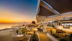 un restaurante con vistas al océano al atardecer en Sunflower Camping, en Novigrad Istria