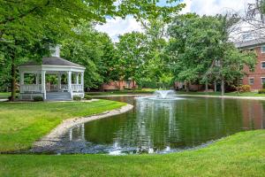 Ein Garten an der Unterkunft Comfort Inn Indianapolis North - Carmel