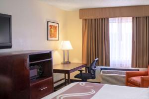 TV a/nebo společenská místnost v ubytování Quality Inn Plainfield - Indianapolis West