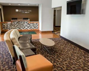 a lobby with a waiting room with a couch and a table at Quality Inn Chesterton near Indiana Dunes National Park I-94 in Chesterton