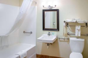 Baðherbergi á Quality Inn Plainfield - Indianapolis West