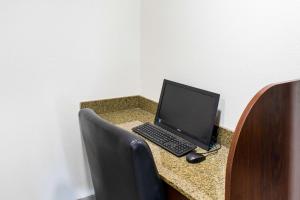 Sjónvarps- og/eða afþreyingartæki á Quality Inn Plainfield - Indianapolis West