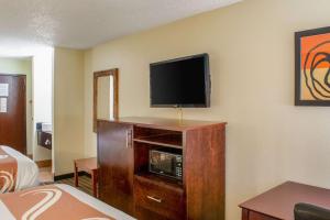 Sjónvarps- og/eða afþreyingartæki á Quality Inn Plainfield - Indianapolis West