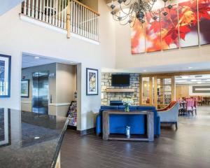 a lobby of a hospital with a waiting room at Comfort Inn & Suites Sturbridge-Brimfield in Sturbridge